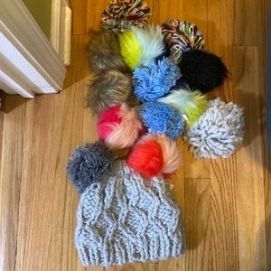 Beanie w removable Pom poms